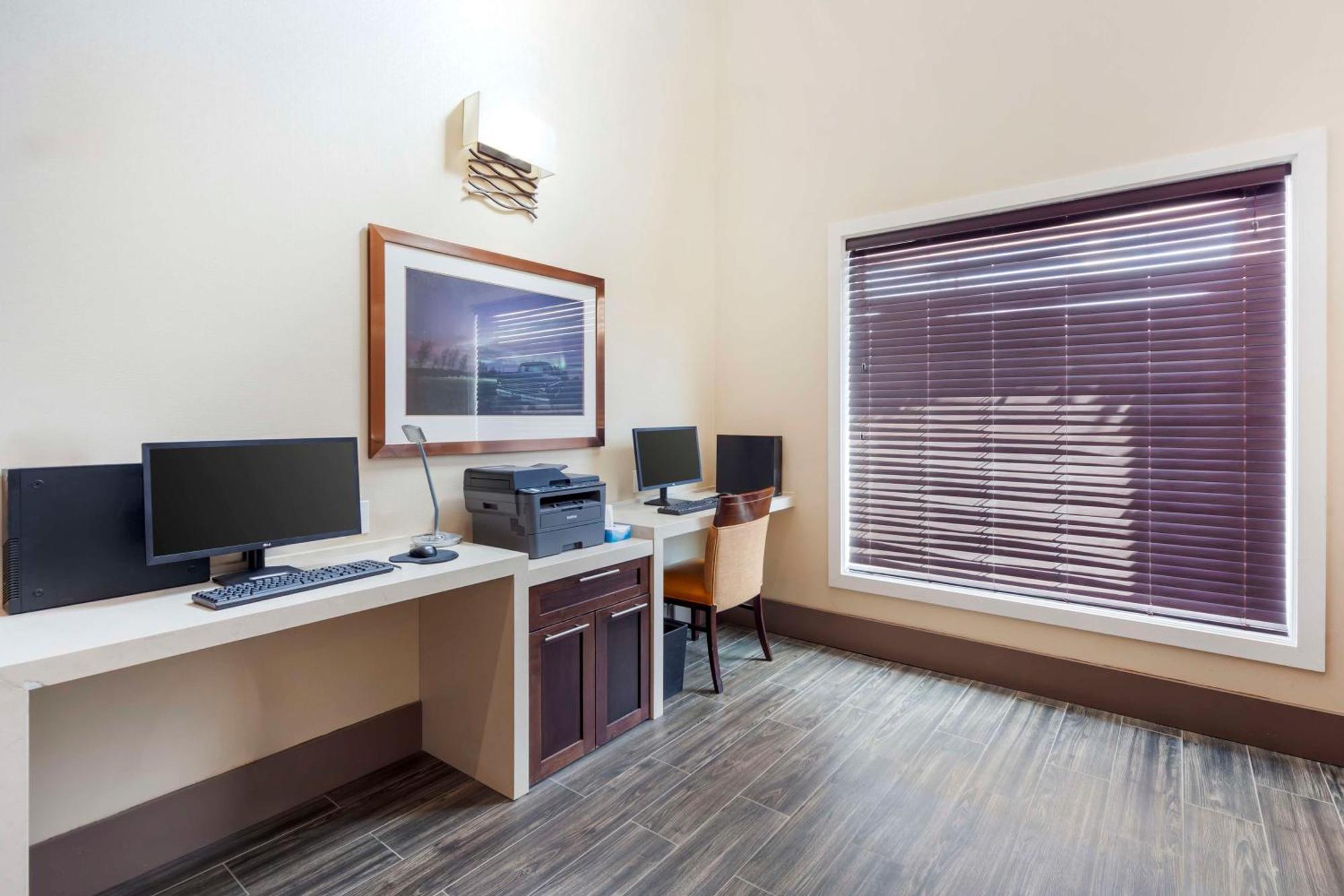 Best Western Plus Chateau Fort St. John Екстериор снимка