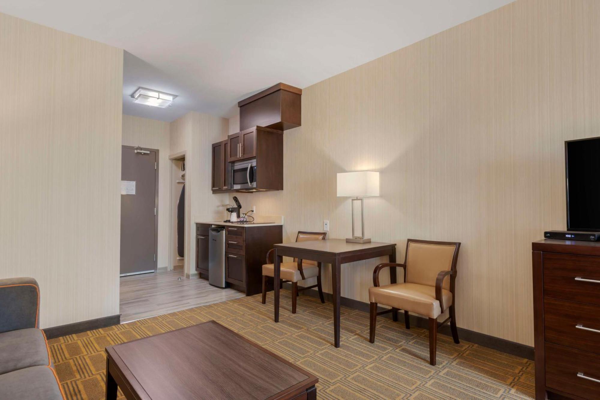 Best Western Plus Chateau Fort St. John Екстериор снимка