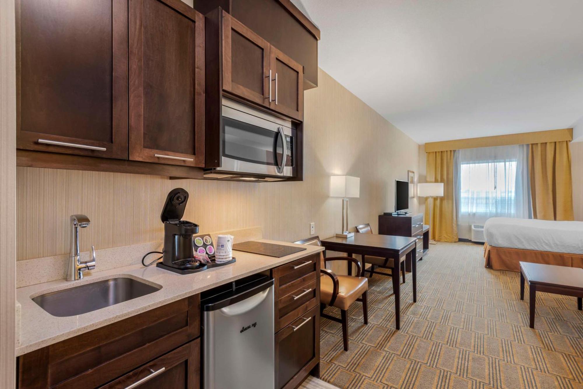 Best Western Plus Chateau Fort St. John Екстериор снимка