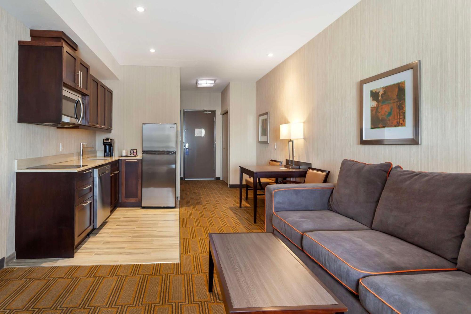 Best Western Plus Chateau Fort St. John Екстериор снимка