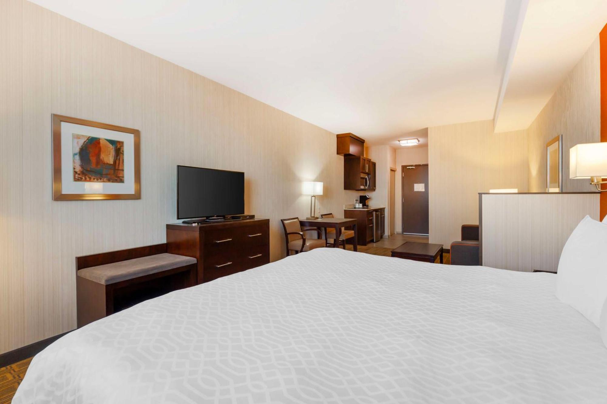 Best Western Plus Chateau Fort St. John Екстериор снимка