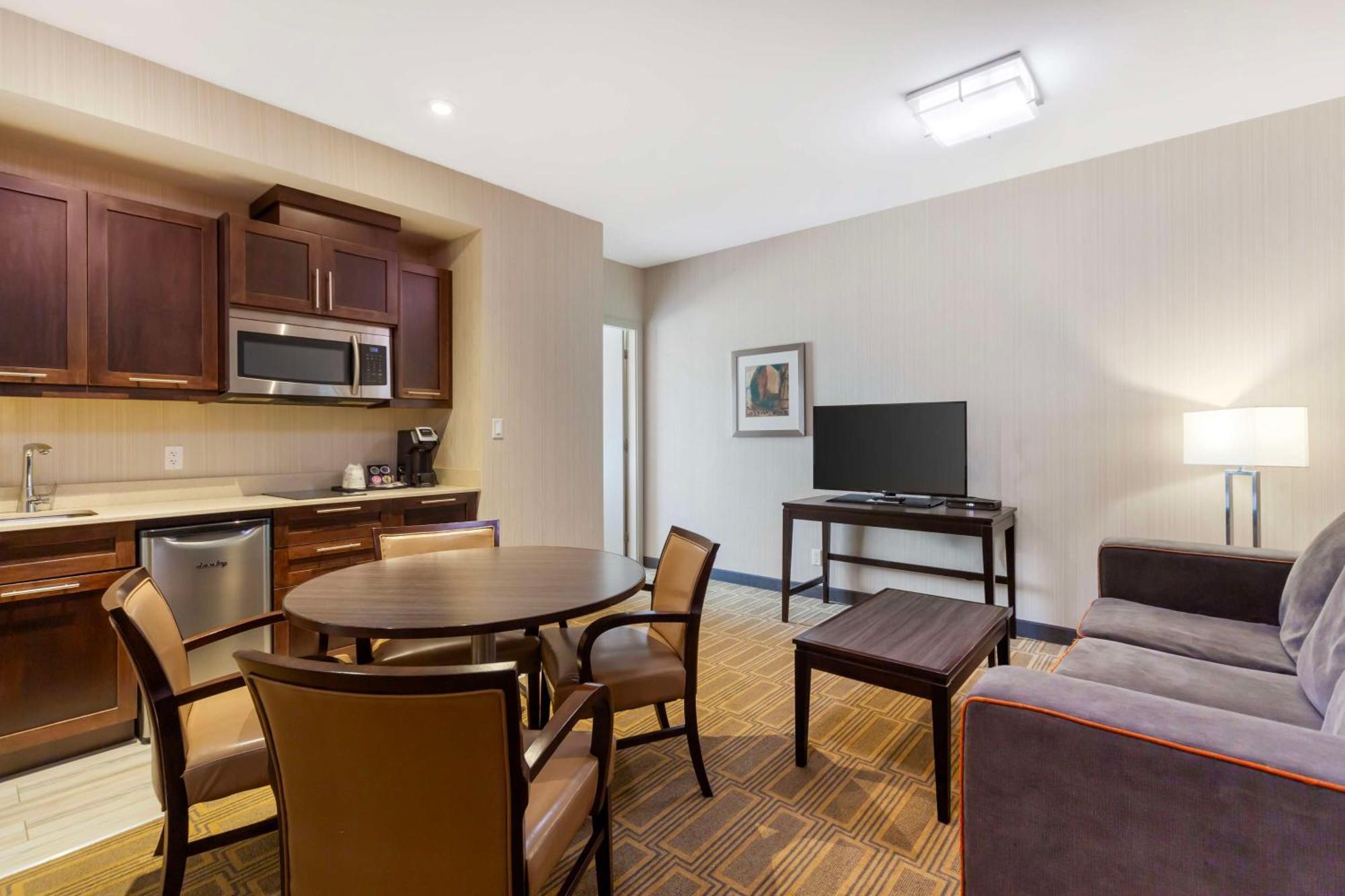 Best Western Plus Chateau Fort St. John Екстериор снимка