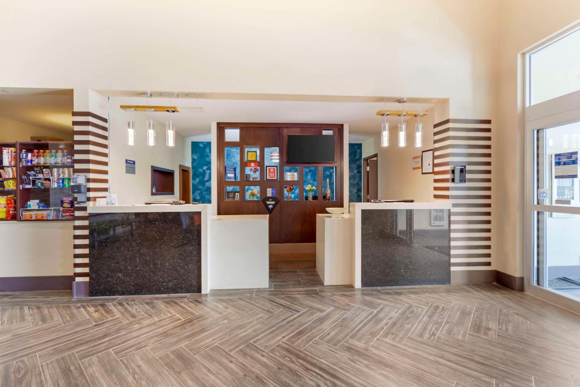 Best Western Plus Chateau Fort St. John Екстериор снимка